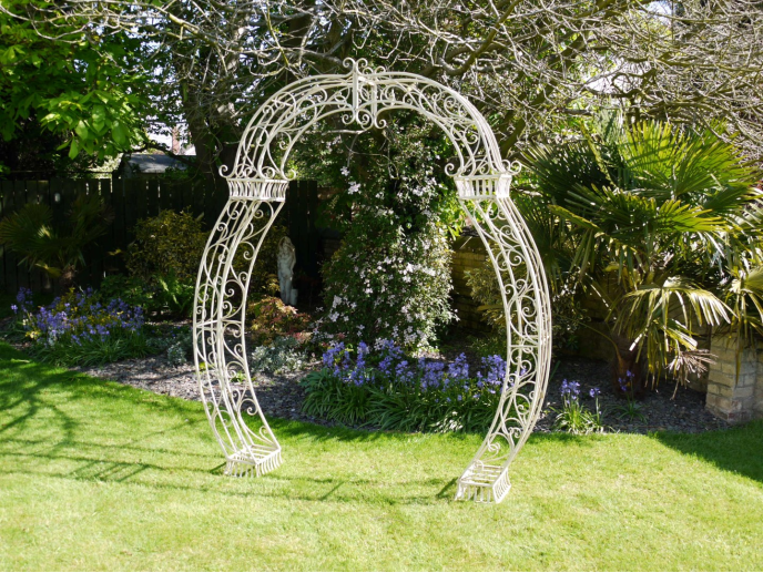STUNNING DETAILED SCROLLED METAL GARDEN ARCH IDEAL FOR WEDDING DAYS CLIMBING ROSE